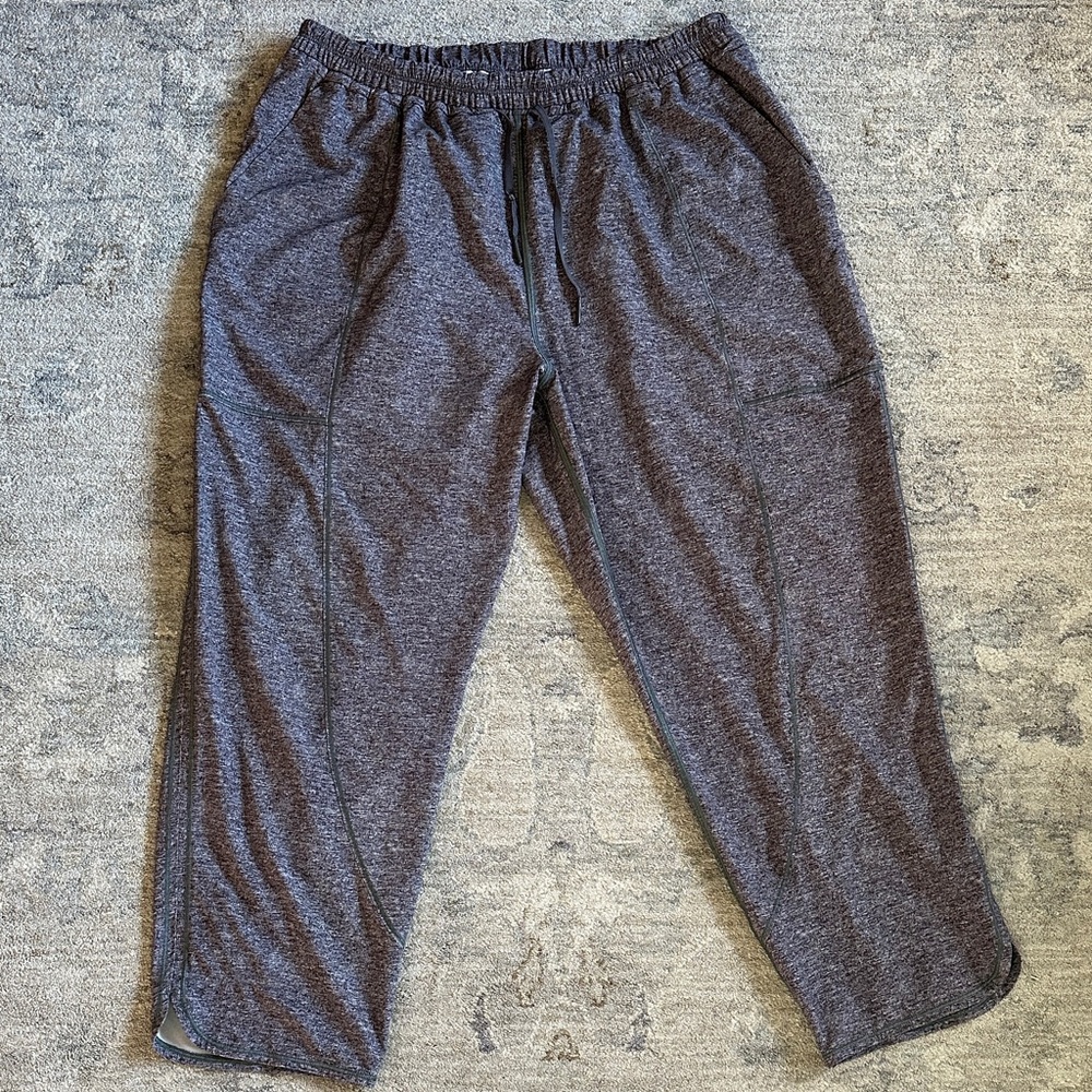 Lululemon ladies cropped pants 
Size 10 
Color gray